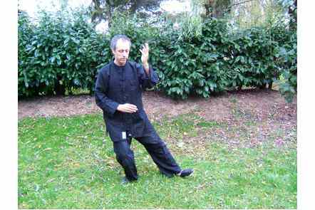 Jouer de la guitare &agrave; gauche