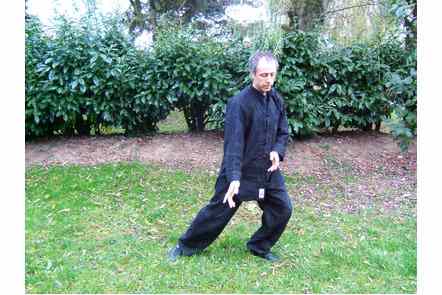 Jouer de la guitare &agrave; gauche