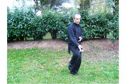 Jouer de la guitare &agrave; gauche