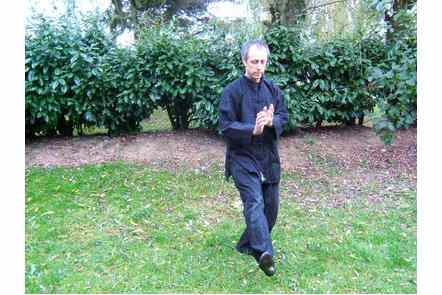 Jouer de la guitare &agrave; gauche