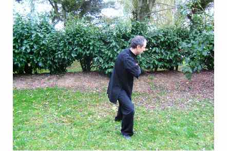 Donner coup de coude