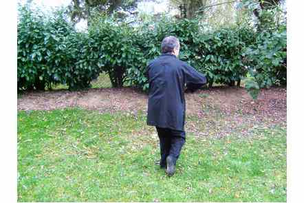 D&eacute;fense avant bras droit au dessus de la t&ecirc;te