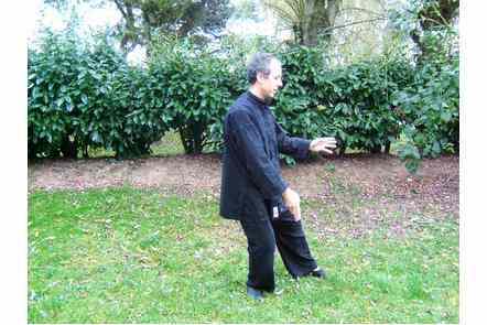 Jouer de la guitare &agrave; droite