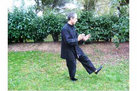 Jouer de la guitare &agrave; droite