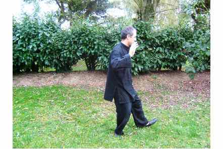 Pas &agrave; gauche, pousser main droite