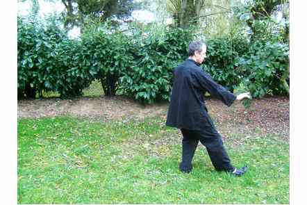 Poser pied droit, faire un pas gauche