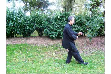 Poser pied droit, faire un pas gauche