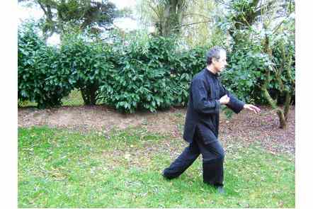 Poser pied droit, faire un pas gauche