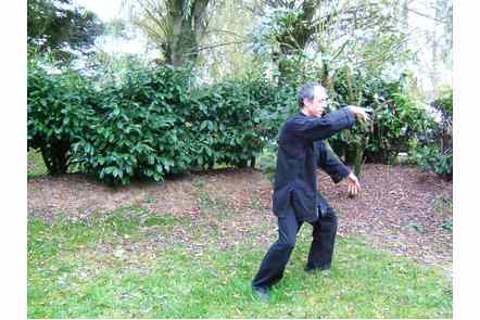 Cercle avec le bras droit ramener jambe gauche