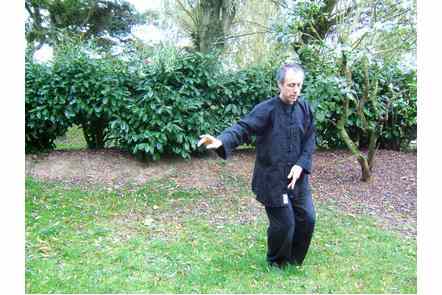 Cercle avec le bras droit ramener jambe gauche