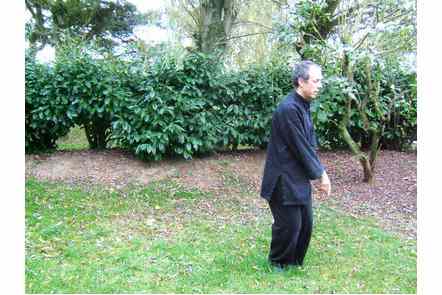 Ecarter jambe droite et jeter bras droit bras gauche