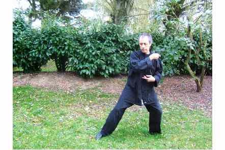 Ecarter jambe droite et jeter bras droit bras gauche