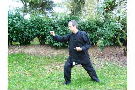 Ecarter jambe droite et jeter bras droit bras gauche