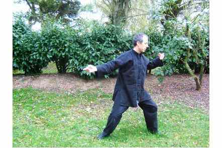 Ecarter jambe droite et jeter bras droit bras gauche