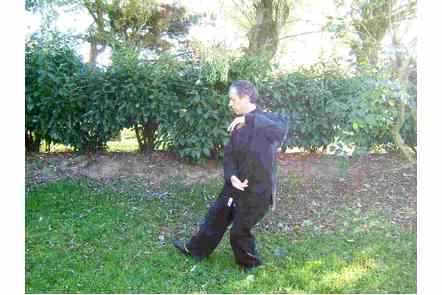 Pas &agrave; droite, poser la main sur l'&eacute;paule