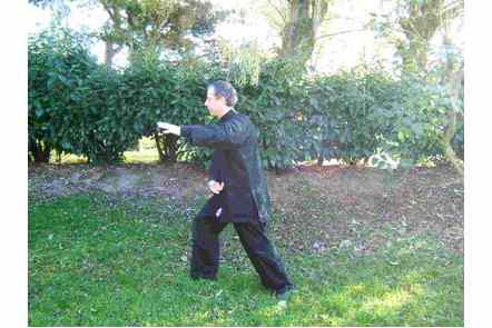 Pas &agrave; droite, poser la main sur l'&eacute;paule