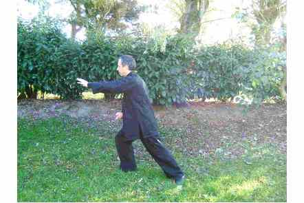 Pas &agrave; droite, poser la main sur l'&eacute;paule