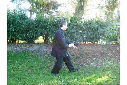 Ouvrir pied gauche, Pas droite, parade mains basses