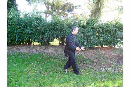 Donner coup de talon gauche