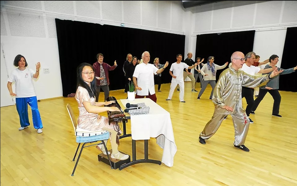 Xuemei Chen musicienne chinoise accompagne notre Tai Chi avec son Guqin instrument traditionnel chinois